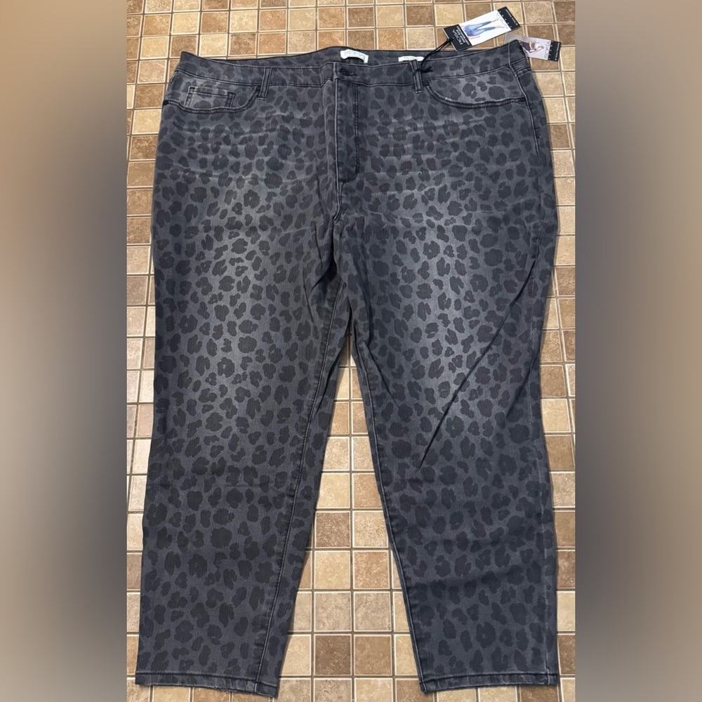 Sofia by Sofia Vergara Gray Leopard Print Ankle Cropped Jeans
